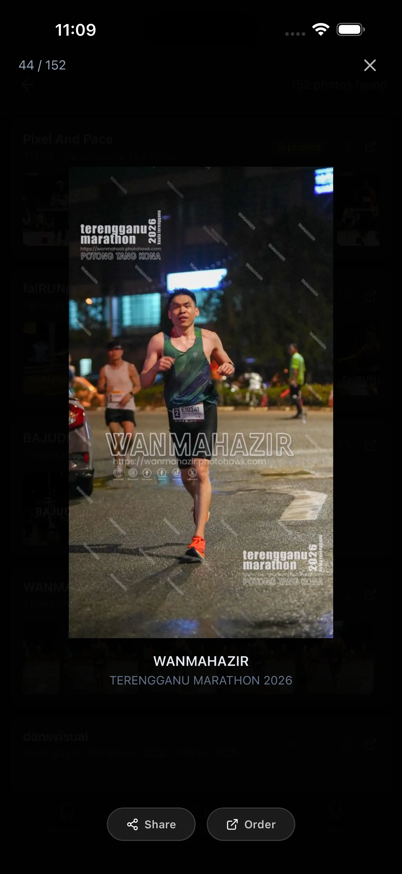 Race photo viewer showing a runner mid-race